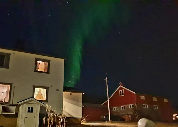 Traditional Located Close To Fjord Feriehus Lyngseidet