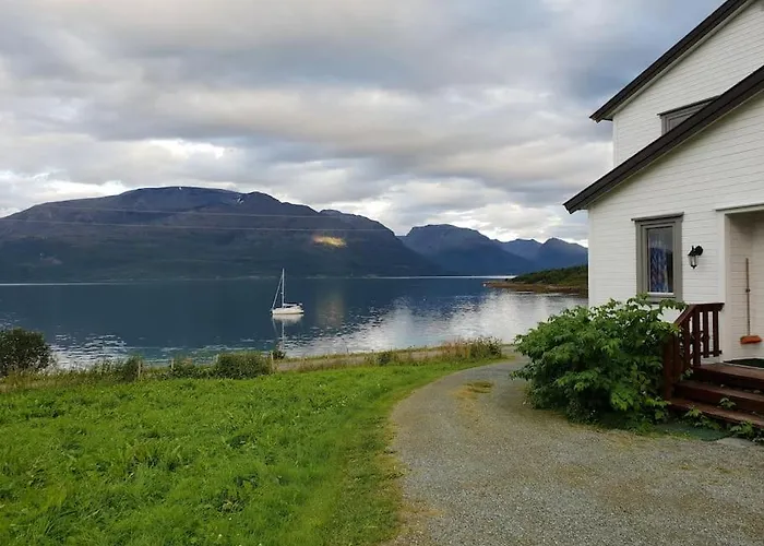 Traditional Located Close To Fjord Feriehus