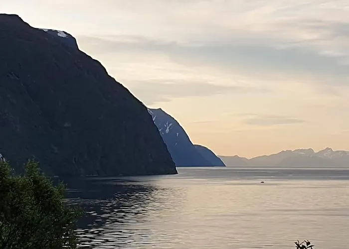 Feriehus Traditional Located Close To Fjord *