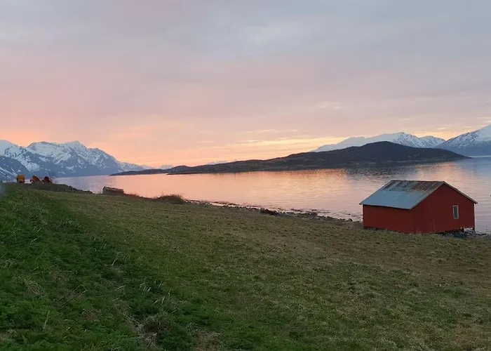 Traditional Located Close To Fjord Feriehus *