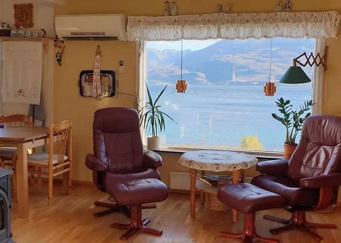 Traditional Located Close To Fjord Feriehus *